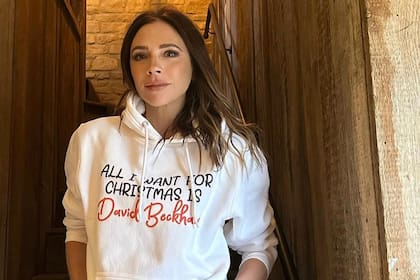 Victoria Beckham posa con su simpático buzo