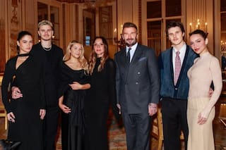 Victoria Beckham fue condecorada en París en medio de la guerra con su hijo Brooklyn