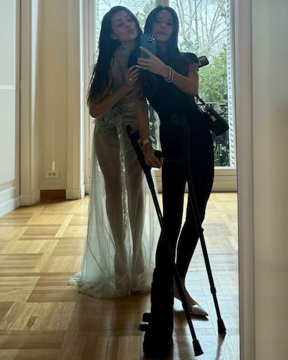 Victoria Beckham se accidentó y apareció en la Semana de la Moda de París con muletas (Foto: Instagram @victoriabeckham)