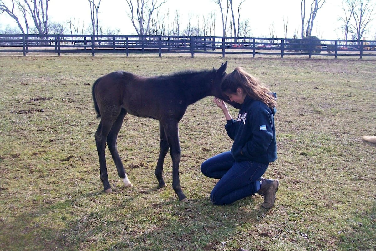 Victoria Canessa y uno de los potrillitos con los que trabaja