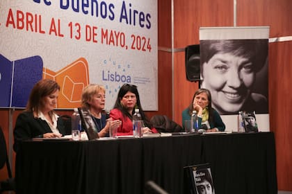 Victoria Carreras, Graciela García Romero, Claudia Piñeiro y Dolores Reyes en la presentación del libro "El feminismo de María Elena Walsh"