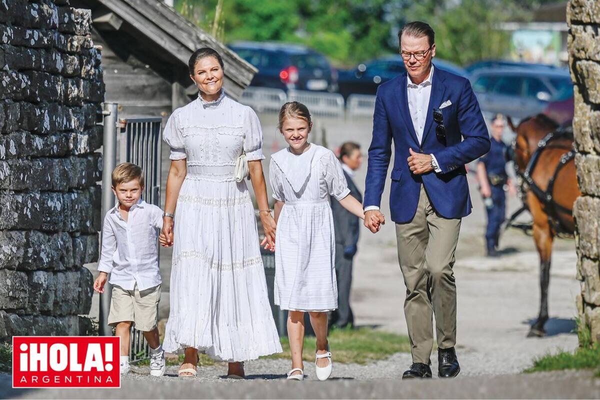 Victoria (con vestido By Malina y espadrilles con taco chino de Valentino) junto a su marido, el príncipe Daniel, y sus hijos, Oscar (5) y Estelle (9), que lució un vestido reciclado muy especial que su mamá usó cuando cumplió 10 años