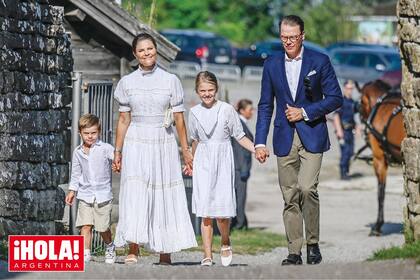 Victoria (con vestido By Malina y espadrilles con taco chino de Valentino) junto a su marido, el príncipe Daniel, y sus hijos, Oscar (5) y Estelle (9), que lució un vestido reciclado muy especial que su mamá usó cuando cumplió 10 años