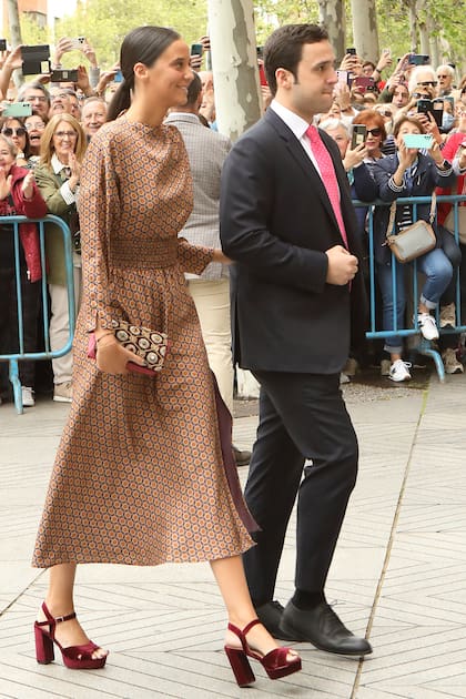 Victoria de Marichalar -en la imagen junto a su hermano Felipe- eligió un diseño estampado de Himba Collection, que complementó con pendientes M de Paulet y clutch.