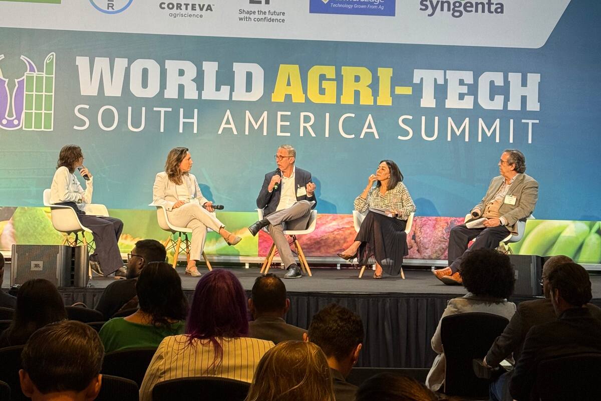 Victoria de Sá, socia fundadora de VERT Capital; Silvia Dávila, presidenta para América Latina de Danone; Alessandro Cruvinel, director de la Secretaría de Innovación, Desarrollo Sostenible, Riego y Cooperación del Ministerio de Agricultura de Brasil; Ana Euler, directora Ejecutiva de Innovación, Negocios y Transferencia de Tecnología de Embrapa, y Caio Carvalho, presidente de la Asociación Brasileña del Agronegocio