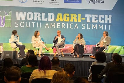 Victoria de Sá, socia fundadora de VERT Capital; Silvia Dávila, presidenta para América Latina de Danone; Alessandro Cruvinel, director de la Secretaría de Innovación, Desarrollo Sostenible, Riego y Cooperación del Ministerio de Agricultura de Brasil; Ana Euler, directora Ejecutiva de Innovación, Negocios y Transferencia de Tecnología de Embrapa, y Caio Carvalho, presidente de la Asociación Brasileña del Agronegocio