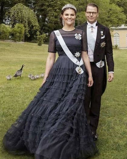 Victoria de Suecia lo usó por primera vez cuando celebró el décimo aniversario de bodas con Daniel Westling (Crédito: Instagram/favourite_royal_fashion)