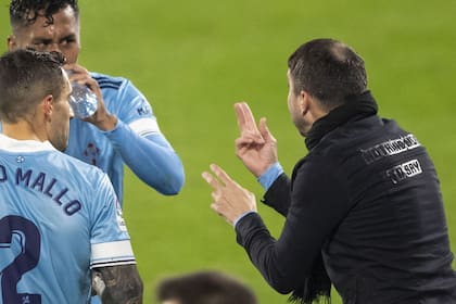 El Chacho, siempre muy expresivo en las indicaciones a sus jugadores