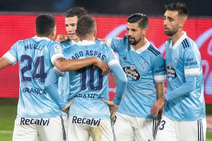 Iago Aspas, el jugador más talentoso de Celta, recibe las felicitaciones de Celta tras marcar el primer gol