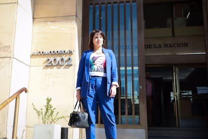 Victoria Donda en la puerta de los tribunales de Comodoro Py