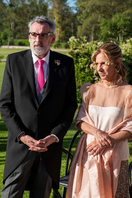 Victoria Durand Cordero llevó un diseño de Benito, que también vistió a la otra madrina, a las cuñadas de su hija (a una le hizo el vestido y a la otra, un kimono), y hasta confeccionó la casulla del sacerdote.