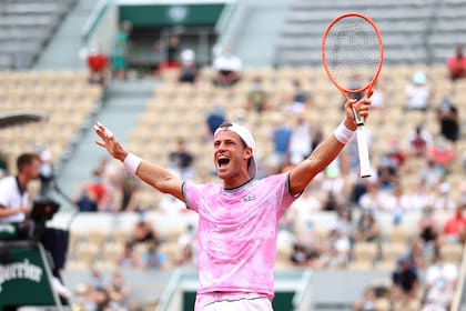 Victoria en parís: Diego Schwartzman celebra tras vencer a Jan-Lennard Struff en los octavos de final de Roland Garros