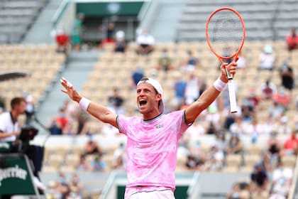 Victoria en parís: Diego Schwartzman celebra tras vencer a Jan-Lennard Struff en los octavos de final de Roland Garros