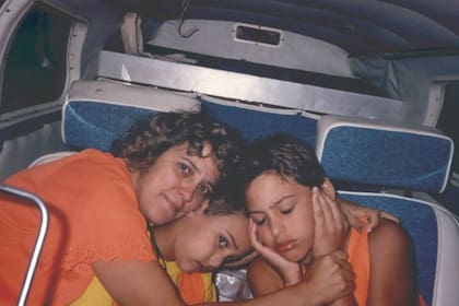 Victoria, esposa de Orestes Lorenzo y sus dos hijos, Alejandro, de 6 años y Reynel, de 11