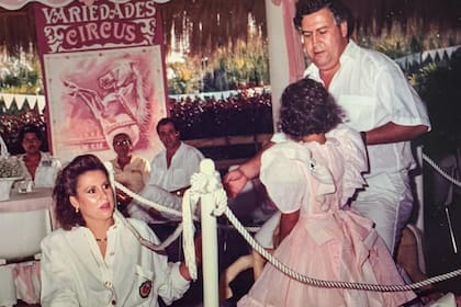 Victoria Eugenia Henao junto a Pablo Escobar y su hija Manuela, en Colombia (Instagram)