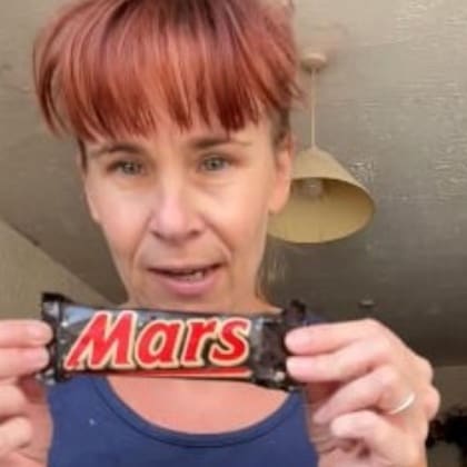 Victoria Gordon encontró la antigua barra de Mars durante una limpieza de una casa.