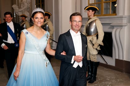 Victoria, hija de Carlos Gustavo, optó por un traje de línea princesa en dégradée. Llevó la tiara Fringe, que presenta 47 diamantes inspirados en los rayos de sol. En la foto, la vemos junto al Primer Ministro sueco Ulf Kristersson.