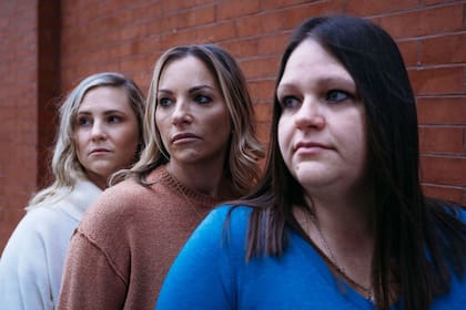 Victoria Hill, en el medio, con sus dos hermanas