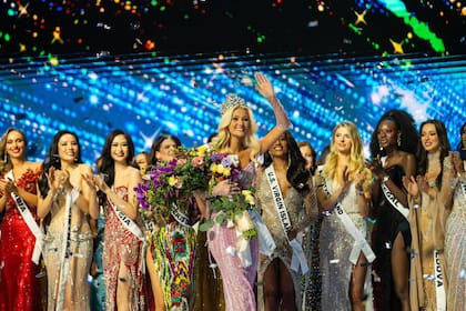 Victoria Kjaer Theilvig, de Dinamarca, fue quien entregó la corona a la ganadora