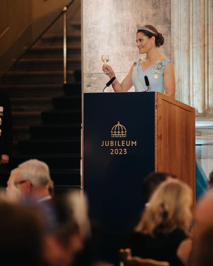 Victoria, la princesa heredera, también dijo unos palabras y levantó la copa en honor a su padre.