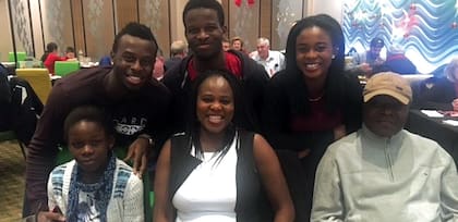 Victoria Mboko, de chica, la primera de abajo desde la izquierda, junto con sus padres (Cyprien y Godee) y hermanos