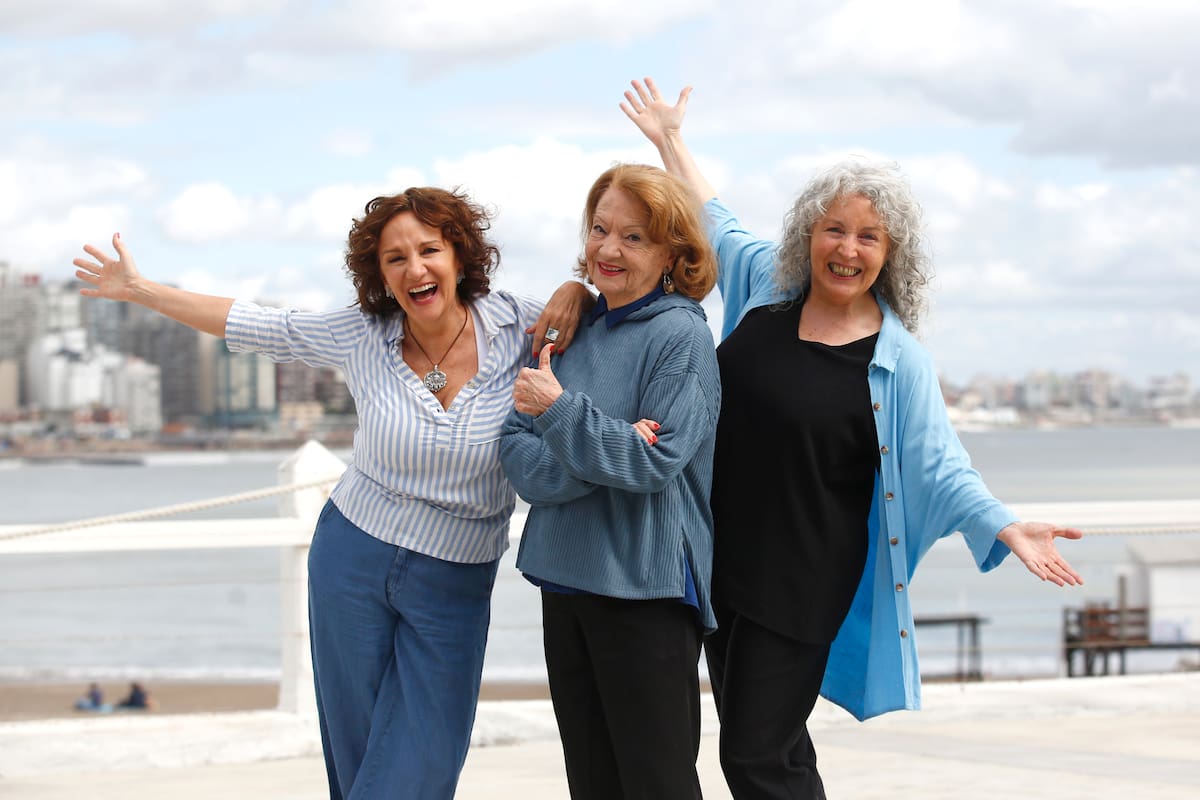 Victoria, Mercedes y María Carreras posan con el marco de la ciudad donde, cada temporada, juegan de local