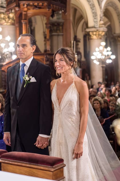 Victoria Miranda, la “vestuarista” de las estrellas, se casó con Santiago Born el 15 de noviembre de 2019 y, para su gran día, eligió un traje escote en V, confeccionado en tres capas de tul con minipaillettes, bordado con hilos de oro.