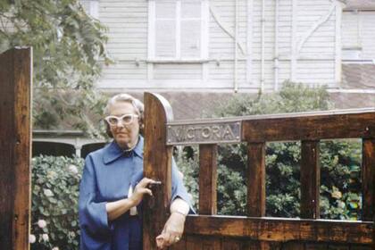 Victoria Ocampo, en su casa de Mar del Plata, fotografiada para un reportaje de la revista Life en 1958