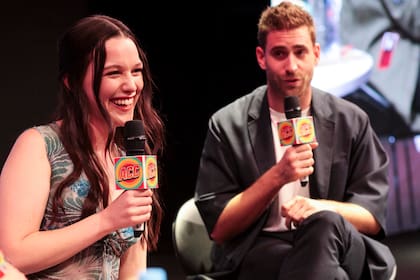 Victoria Pedretti y Oliver Jackson-Cohen pasaron por la Argentina y hablaron sobre el film La maldición de Hill House