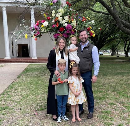 Victoria Robb Powers está casada; tiene dos hijas y un hijo