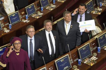 Victoria Sandino, Pablo Catatumbo y otros dirigentes, en el recinto