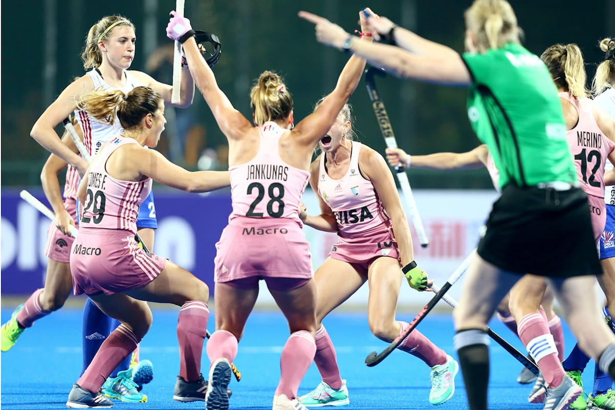 VIctoria Sauze festeja el único gol del partido; las Leonas jugarán por la medalla de bronce