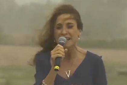 Victoria Tolosa Paz durante el discurso en medio de la tormenta de arena.