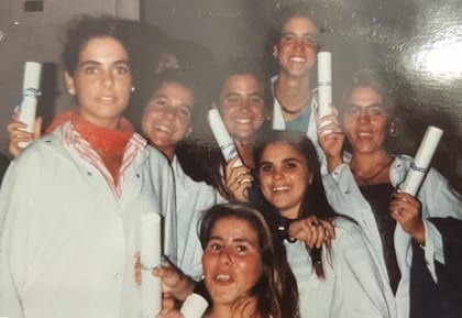 Victoria Tolosa Paz, en el centro de la imagen, tras finalizar el quinto año de la secundaria, con su diploma de bachiller.
