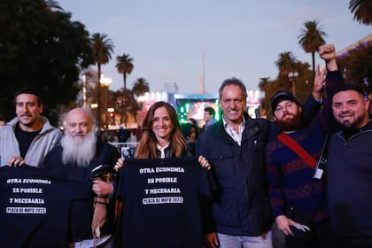 Victoria Tolosa Paz junto a Daniel Scioli y a Emilio Pérsico, este sábado en Plaza de Mayo