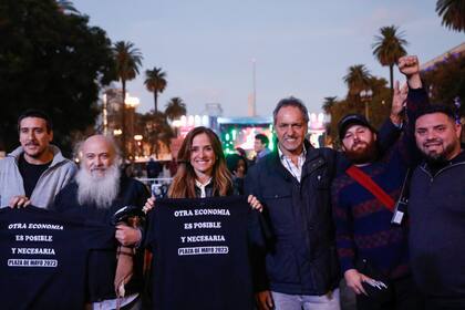 Victoria Tolosa Paz junto a Daniel Scioli y a Emilio Pérsico, este sábado en Plaza de Mayo