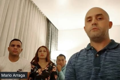 Victoria Valdiviezo Marval y tres de sus compañeros, todos retenidos en la Argentina, durante una entrevista desde el hotel de Canning