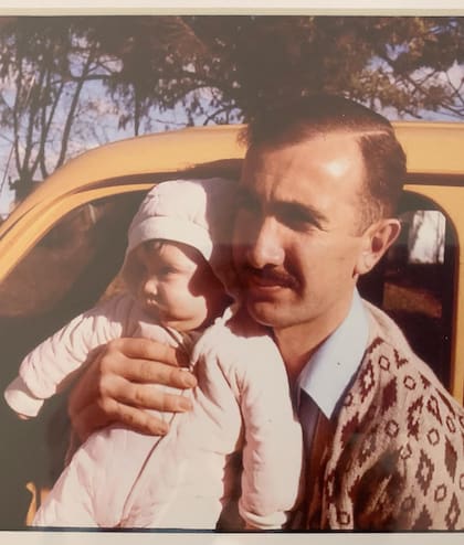 Victoria Villarruel bebé, abrazada por su padre Eduardo