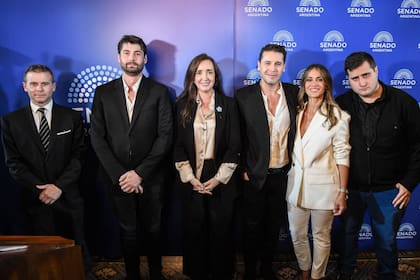 Victoria Villarruel con Eduardo Prestofelippo, Emanuel Danann y otros exmilitante mileístas