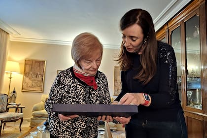 Victoria Villarruel con Isabel Martínez de Perón