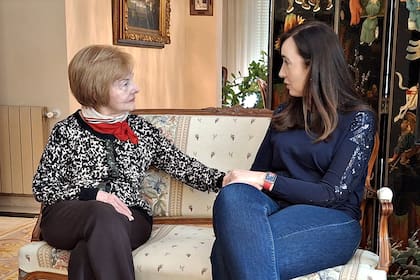 Victoria Villarruel, con Isabel Martínez de Perón en la casa de Villafranca del Castillo