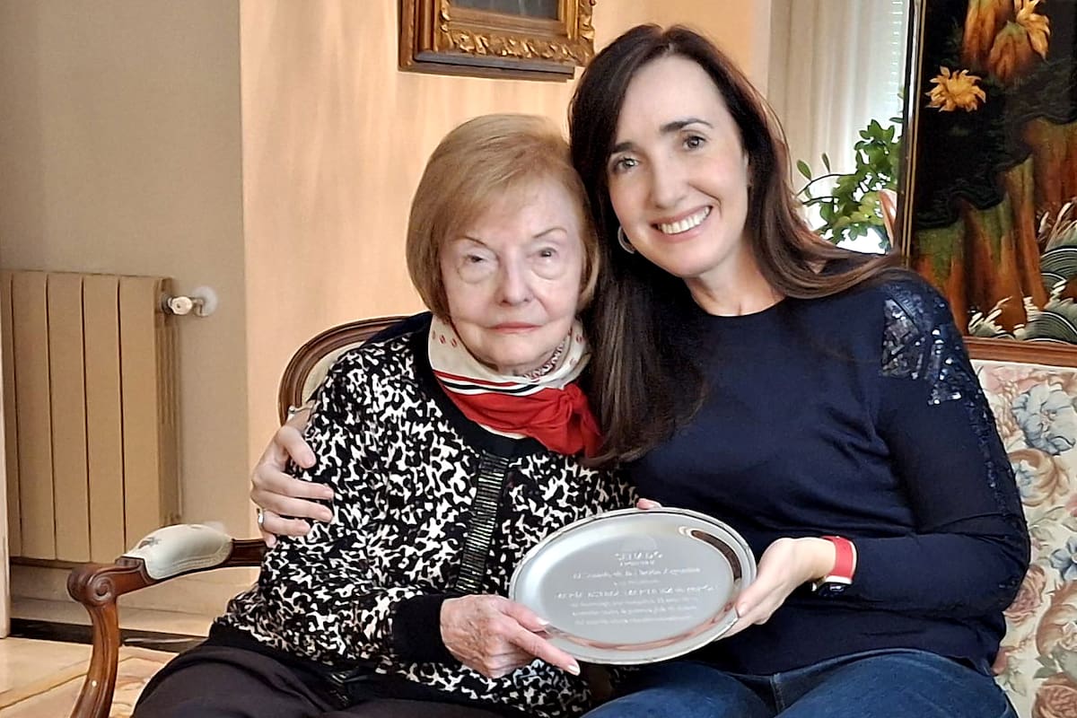 Victoria Villarruel, con Isabel Martínez de Perón en Madrid