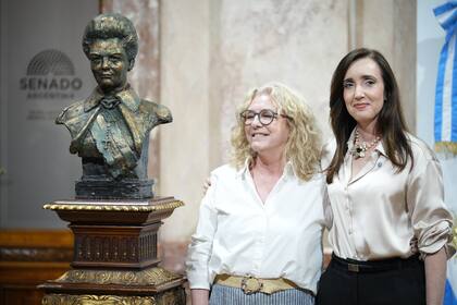 Victoria Villarruel cuando descubrió el busto de Isabel Martínez de Perón junto a Claudia Rucci