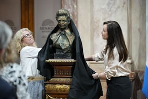 Victoria Villarruel descubre el busto de Isabel Martínez de Perón, en el Senado, junto a Claudia Rucci