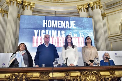 Victoria Villarruel (en el centro), durante el reciente acto de homenaje a víctimas del terrorismo realizado en la Legislatura porteña