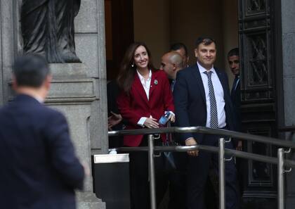 Victoria Villarruel en su salida del Senado tras la reunión con Cristina Kirchner