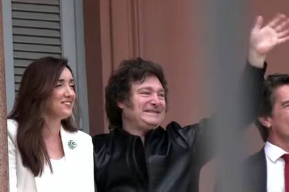 Victoria Villarruel y Javier Milei saludan desde el balcón de la Rosada, en diciembre pasado