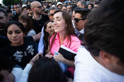 Victoria Villaruel, en la esquina de Santa Fe y Callao, junto a simpatizantes