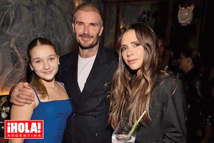 Victoria y David Beckham junto a su hija menor, Harper Seven, que suele acompañarlos a cada evento importante.