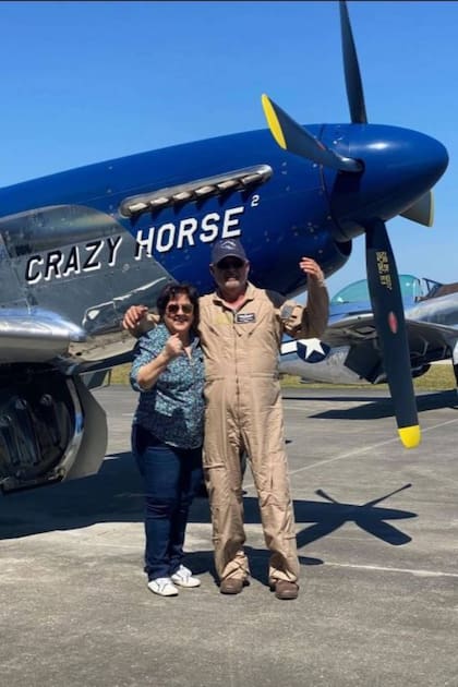 Victoria y Orestes continuan siendo fanáticos de la aviación